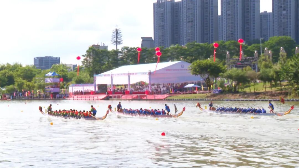 激戰(zhàn)瀧江！羅定市龍舟賽預(yù)賽首輪完賽